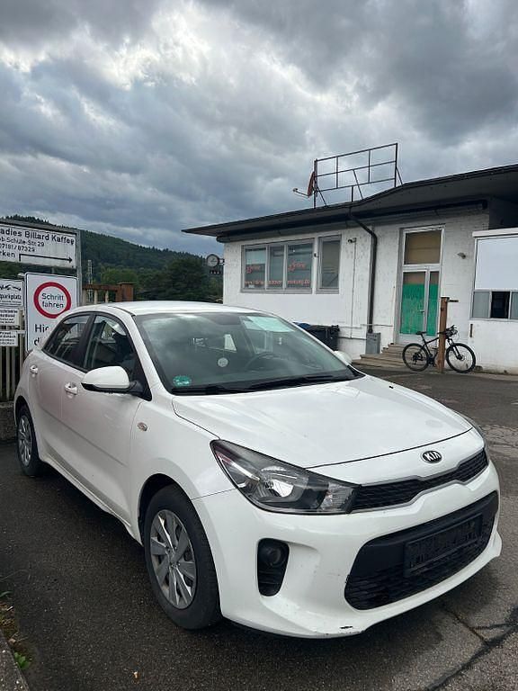 Weiß Gebraucht 2019 Kia Rio Attract Limousine | 6.199 € (Superpreis) - Bild 1/4