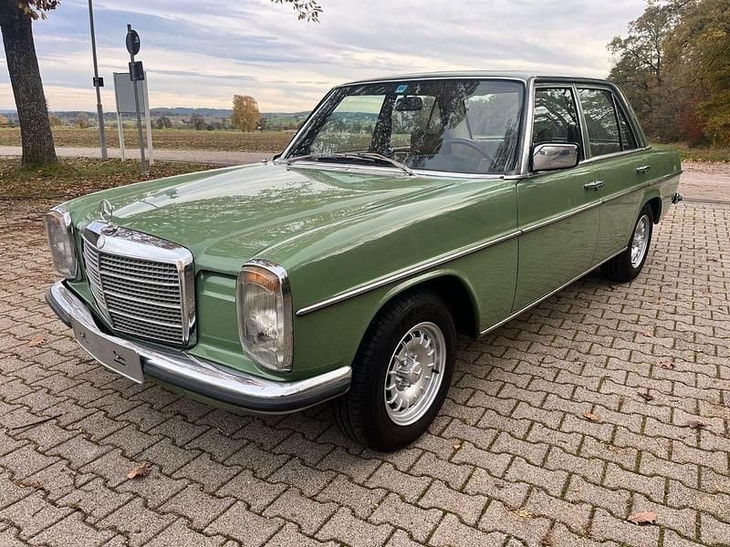 Grün Gebraucht 1973 Mercedes W114 Limousine | 19.500 € - Bild 1/4