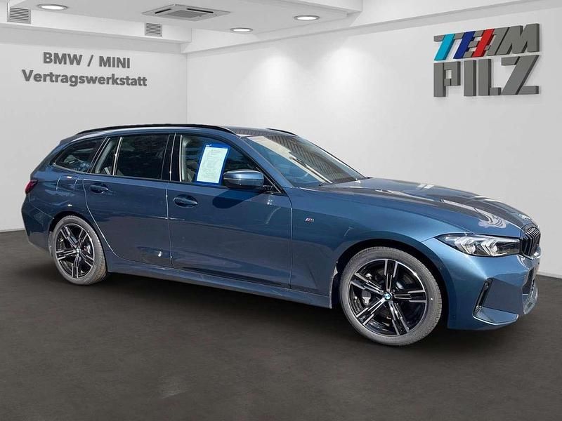 Arctic race blue metallic Gebraucht 2025 BMW 330 M Sport Kombi | 41.495 € (Superpreis) - Bild 1/4