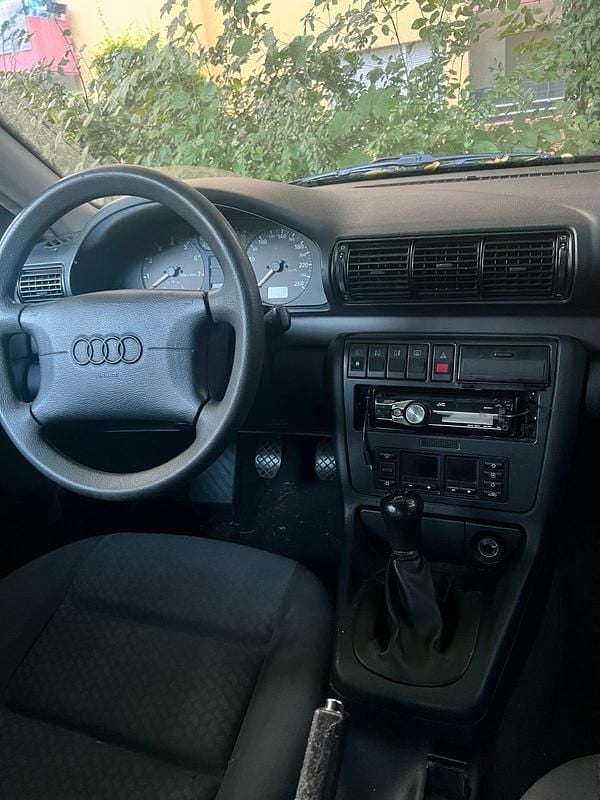 Grau Gebraucht 1998 Audi A4 Limousine | 1.000 € (Superpreis) - Bild 1/4