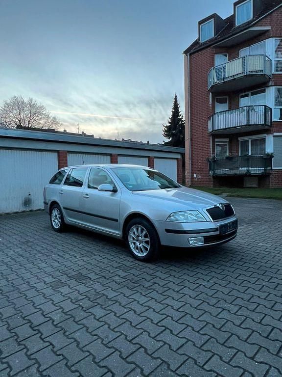 Grau Gebraucht 2007 Skoda Octavia Team Edition Limousine | 2.950 € (Fairer Preis) - Bild 1/4