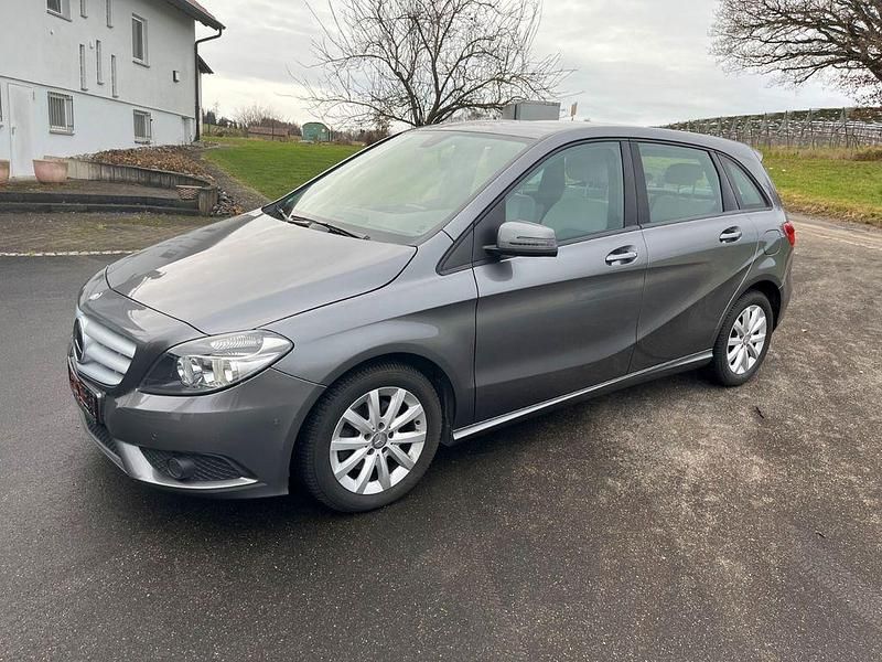 Grau Gebraucht 2014 Mercedes 220 Limousine | 16.400 € (Superpreis) - Bild 1/4
