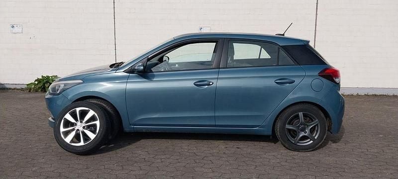 Gebraucht Hyundai i20 84 PS (61 kW) 2016 Blau Limousine