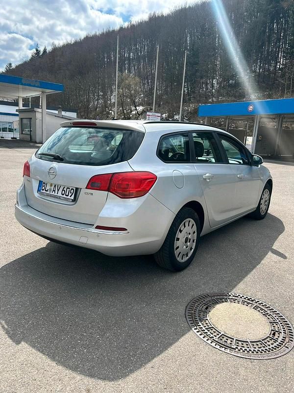 Second-hand Opel Astra 163 CP (119 kW) 2013 Gri Berlinǎ