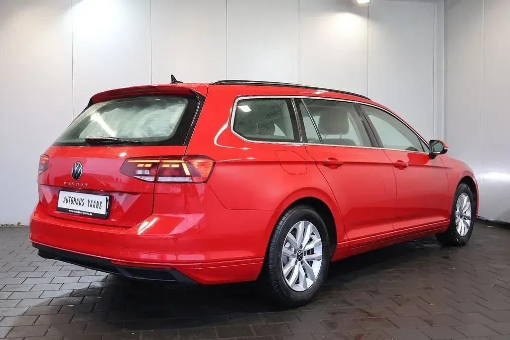 Gebraucht VW Passat Business 122 PS (89 kW) 2023 Rot Kombi