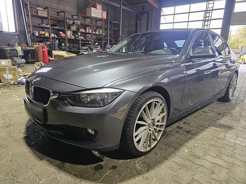 Grau Gebraucht 2013 BMW 318 Limousine | 6.600 € (Superpreis) - Bild 1/4