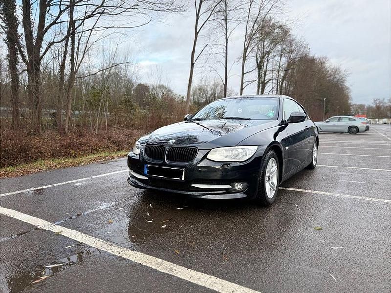 Schwarz Gebraucht 2011 BMW 320 Comfort Edition Coupé | 10.990 € (Teuer) - Bild 1/4