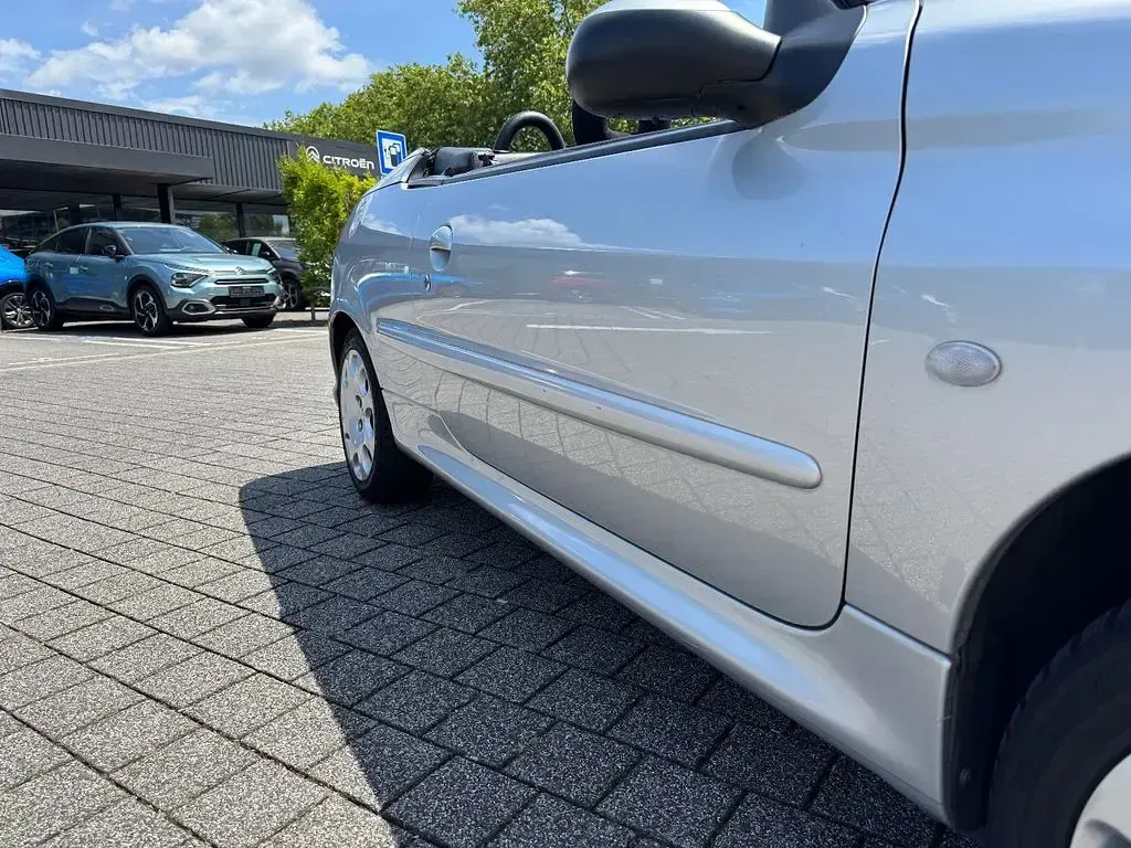 Gebraucht Peugeot 206 CC 109 PS (80 kW) 2003 Silber Cabrio