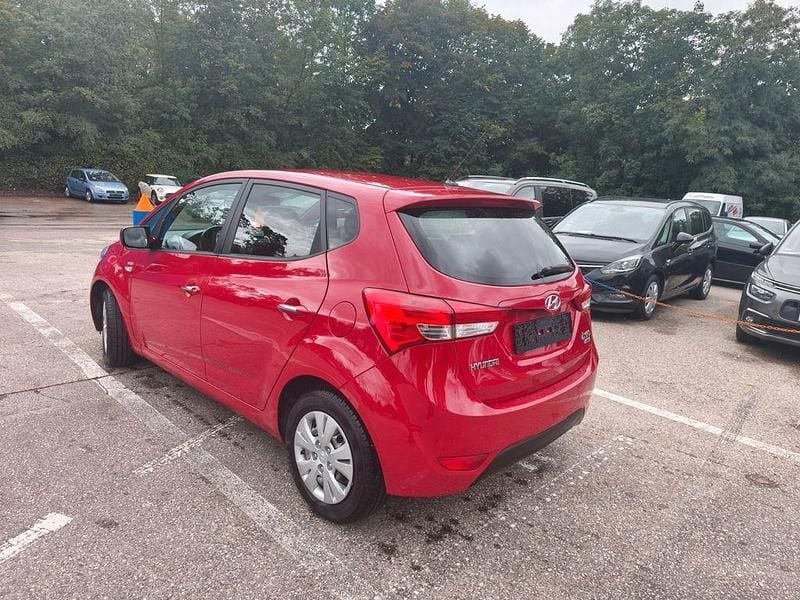 Gebraucht Hyundai ix20 116 PS (85 kW) 2015 Rot Kleinwagen