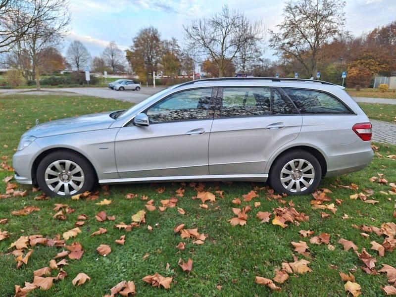 Silber Gebraucht 2011 Mercedes E220 Avantgarde Kombi | 7.199 € (Superpreis) - Bild 1/4