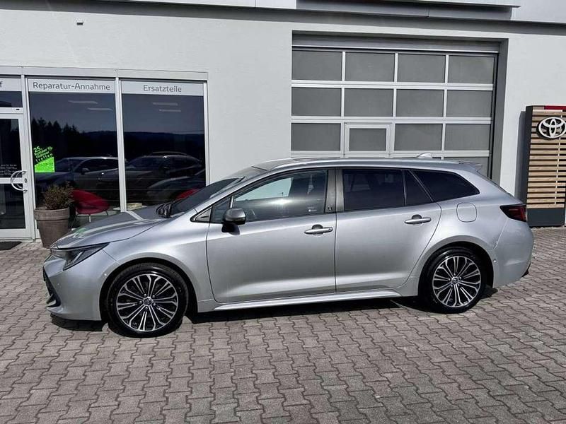 Gebraucht Toyota Corolla Team 184 PS (135 kW) 2022 Shimmering silver metallic Limousine