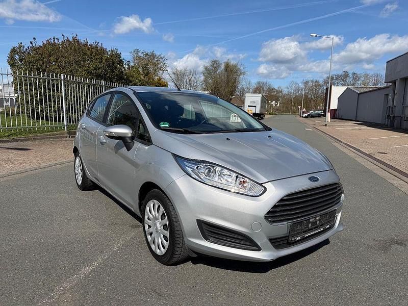Gebraucht Ford Fiesta Trend 60 PS (44 kW) 2015 Silber Limousine