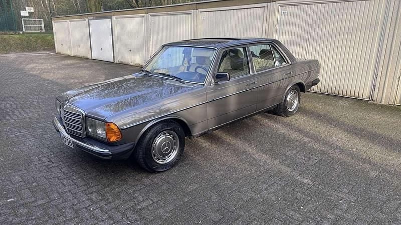 Gebraucht Mercedes E230 136 PS (100 kW) 1982 Grau Limousine