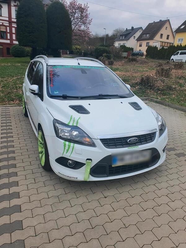 Weiß Gebraucht 2010 Ford Focus Kombi | 2.200 € - Bild 1/4