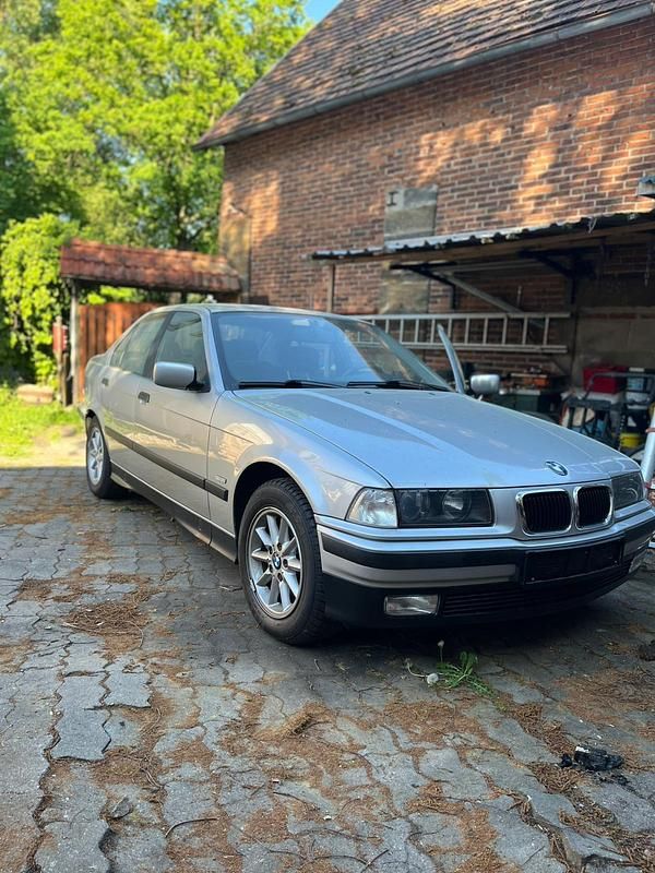 Gebraucht BMW 318 116 PS (85 kW) 1998 Silber Limousine