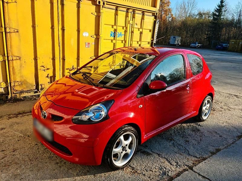 Rot Gebraucht 2006 Toyota Aygo Kleinwagen | 1.199 € (Fairer Preis) - Bild 1/4