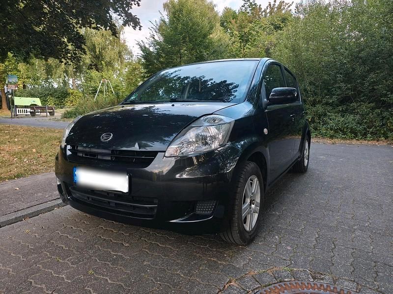 Schwarz Gebraucht 2009 Daihatsu Sirion Kleinwagen | 2.450 € (Fairer Preis) - Bild 1/4