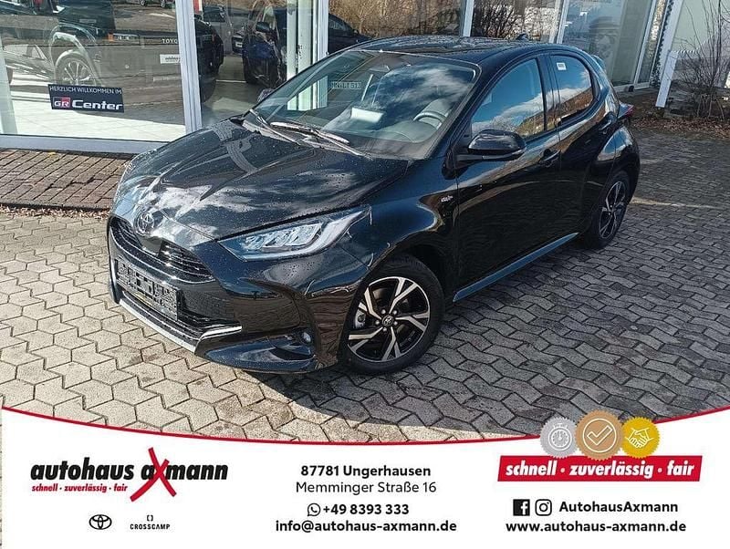Mysticschwarz mica Neu 2025 Toyota Yaris Hybrid Comfort Limousine | 22.490 € (Superpreis) - Bild 1/4