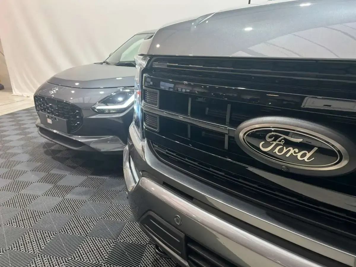 Neu Ford F-150 Lariat 405 PS (297 kW) 2026 Grau Pickup