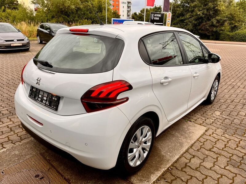 Gebraucht Peugeot 208 Active 82 PS (60 kW) 2018 Weiß Kleinwagen