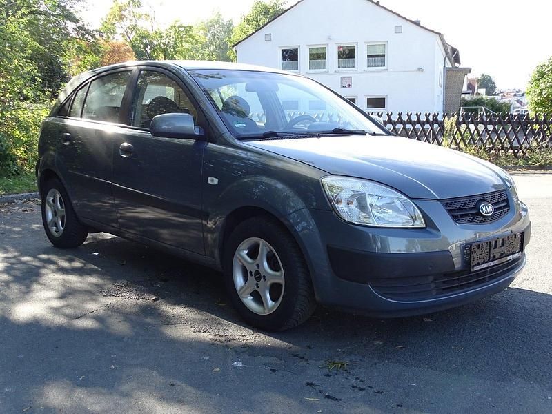 Grau Gebraucht 2007 Kia Rio Base Kleinwagen | 2.990 € (Etwas zu teuer) - Bild 1/4