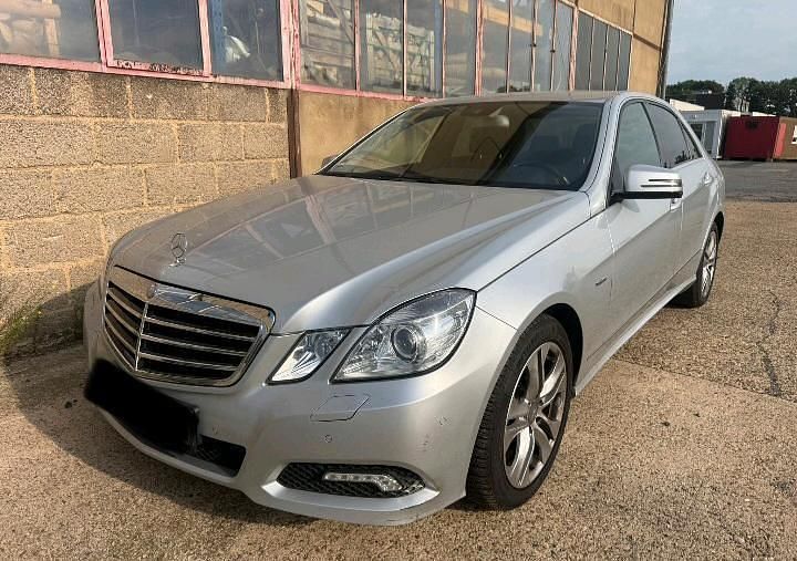 Grau Gebraucht 2009 Mercedes E220 Avantgarde Limousine | 6.400 € (Superpreis) - Bild 1/4