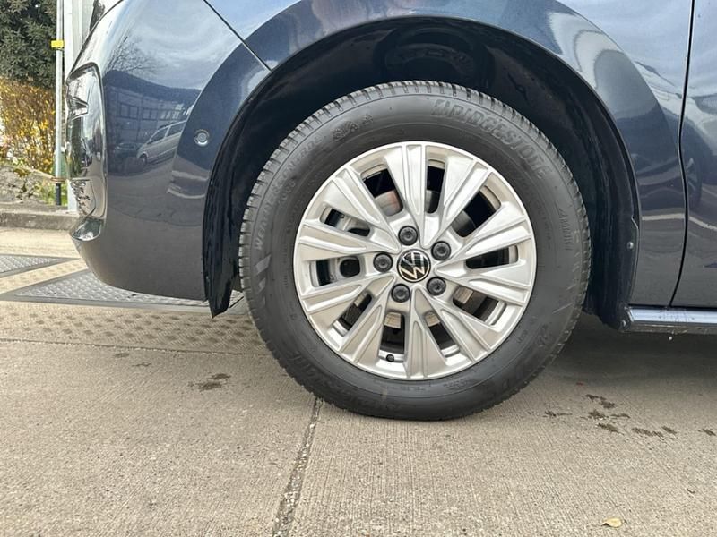 Second-hand VW Multivan Basis 150 CP (110 kW) 2024 Albastru Monovolum