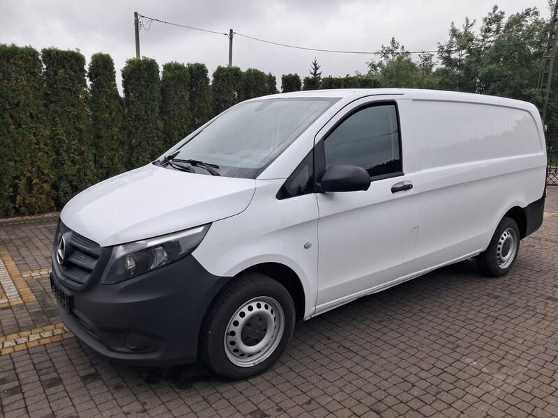 Schwarz Gebraucht 2018 Mercedes Vito Van / Kleinbus | 8.900 € - Bild 1/4