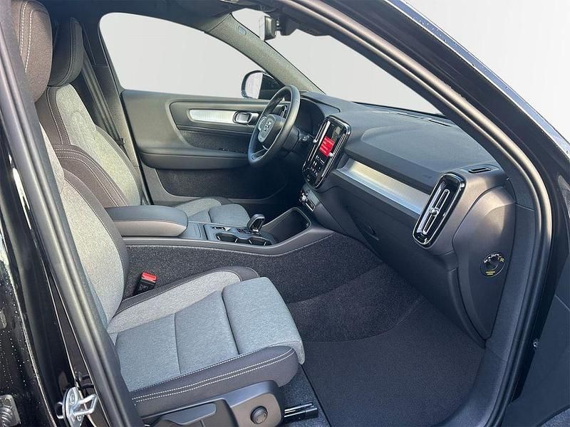 Neu Volvo XC40 Core 163 PS (119 kW) 2025 Metallic (schwarz SUV