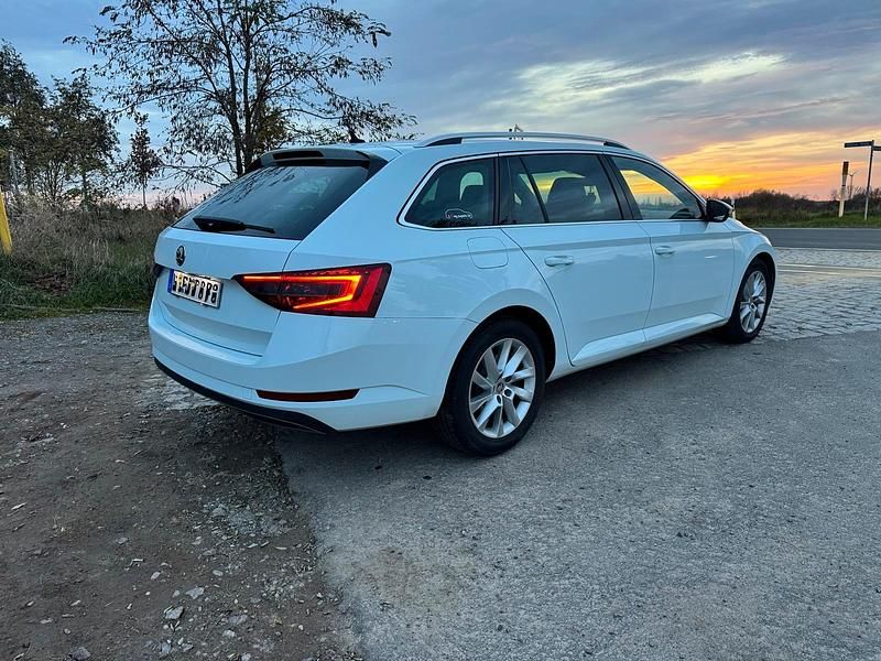 Gebraucht Skoda Superb 150 PS (110 kW) 2017 Weiß Kombi