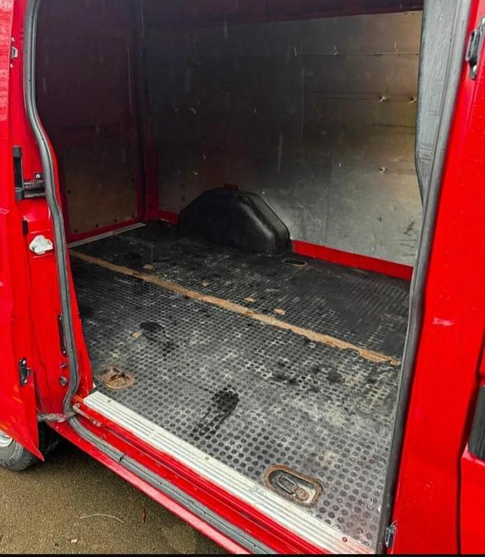 Używany Ford Transit 109 KM (80 kW) 2008 Czerwony Sedan/Limuzyna
