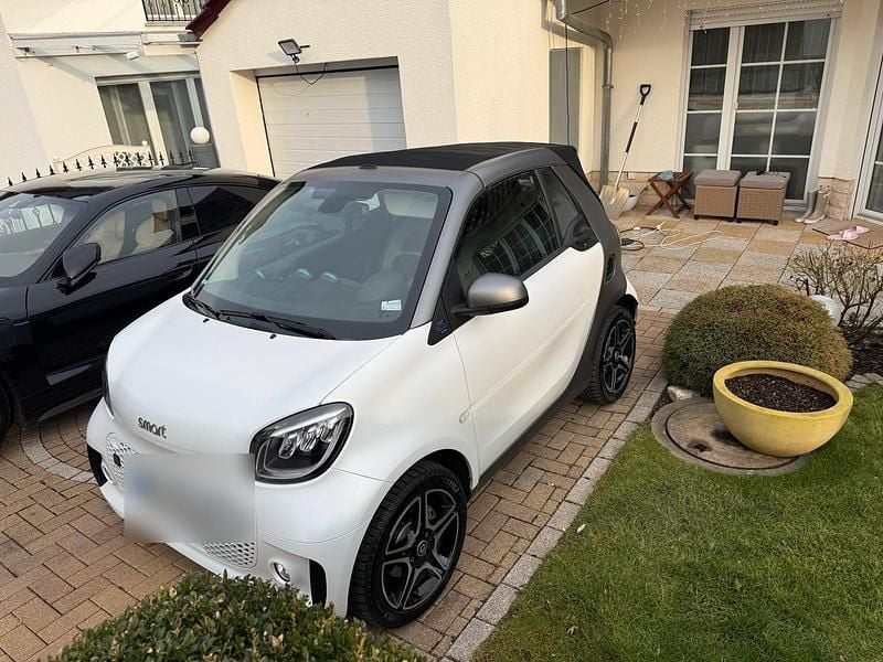 Weiß Gebraucht 2021 Smart ForTwo Electric Drive Cabrio | 10.800 € (Guter Preis) - Bild 1/4