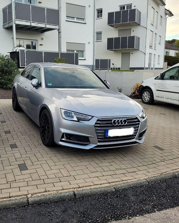 Second-hand Audi A4 S-Line 245 CP (180 kW) 2019 Argintiu Berlinǎ