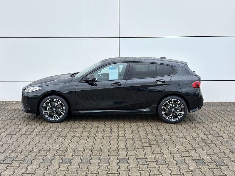 Neu BMW 120 Performance 156 PS (114 kW) 2026 Saphirschwarz metallic Kleinwagen