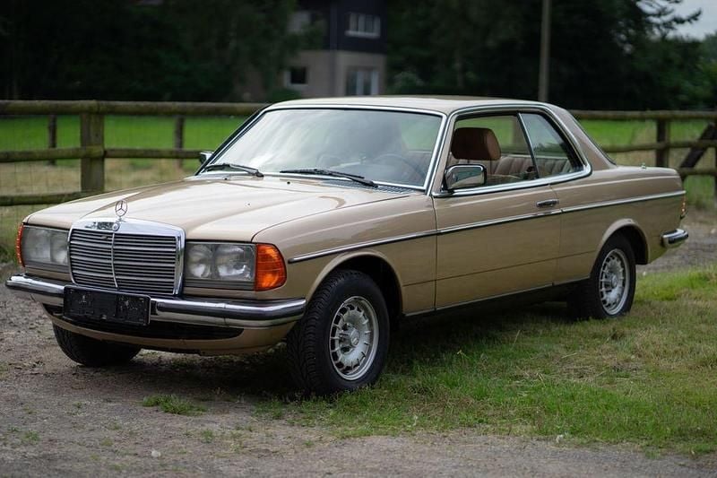 Gebraucht Mercedes 230 136 PS (100 kW) 1981 Gold Coupé