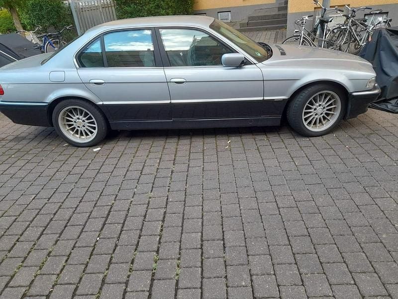 Silber Gebraucht 1995 BMW 740 Limousine | 9.900 € - Bild 1/4