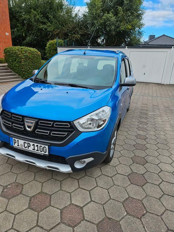 Blau Gebraucht 2019 Dacia Lodgy Stepway Van / Kleinbus | 9.400 € (Guter Preis) - Bild 1/4