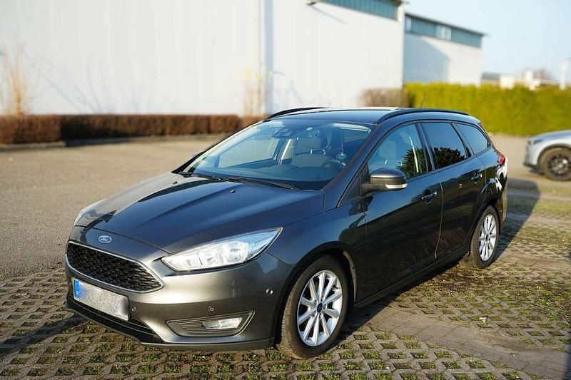 Gebraucht Ford Focus Business Edition 125 PS (91 kW) 2017 Grau Kombi