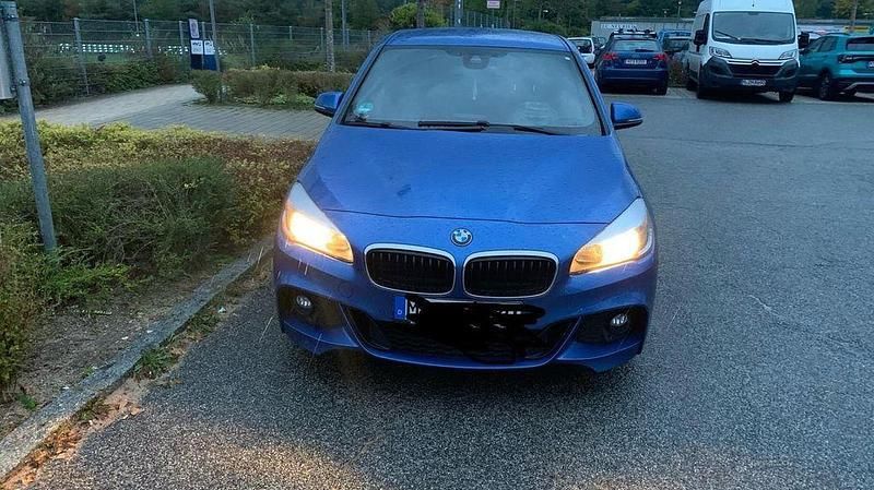 Blau Gebraucht 2015 BMW 220 Active Tourer M Sport Van / Kleinbus | 13.990 € (Guter Preis) - Bild 1/4