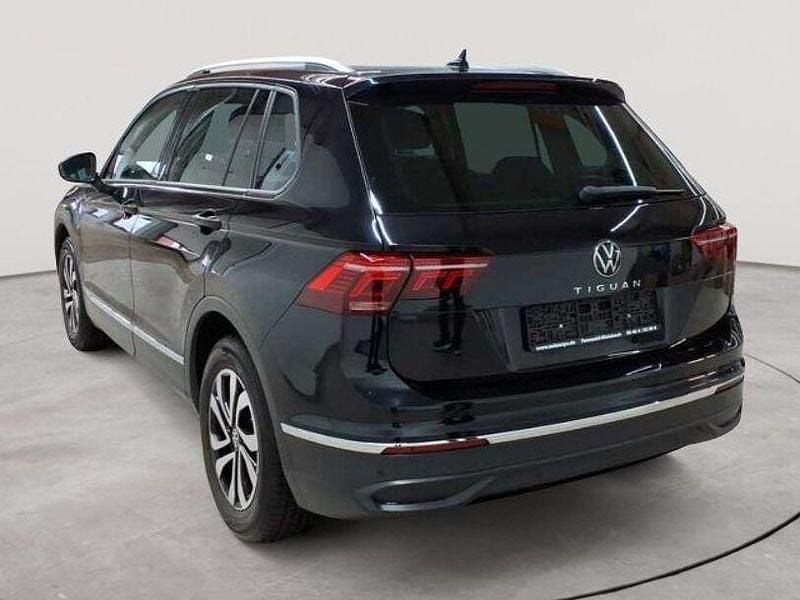 Gebraucht VW Tiguan Active 150 PS (110 kW) 2022 Deep black perleffekt SUV