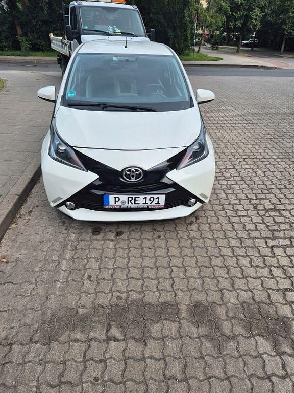 Weiß Gebraucht 2018 Toyota Aygo X-play Kleinwagen | 7.000 € (Superpreis) - Bild 1/4