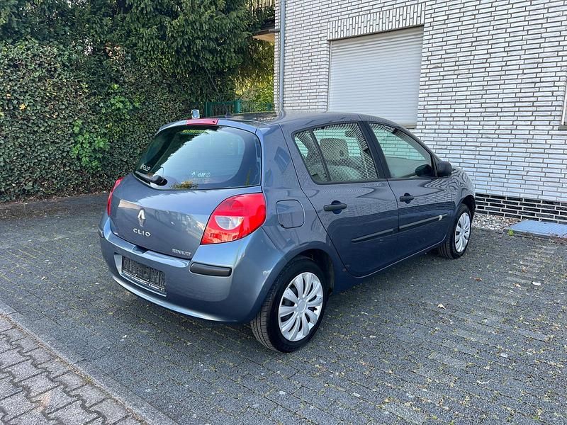 Używany Renault Clio II Expression 75 KM (55 kW) 2006 Niebieski Sedan/Limuzyna