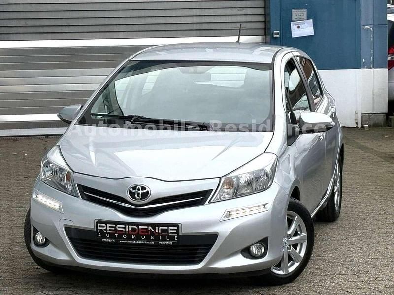 Gebraucht Toyota Yaris Executive 99 PS (72 kW) 2012 Silber Kleinwagen