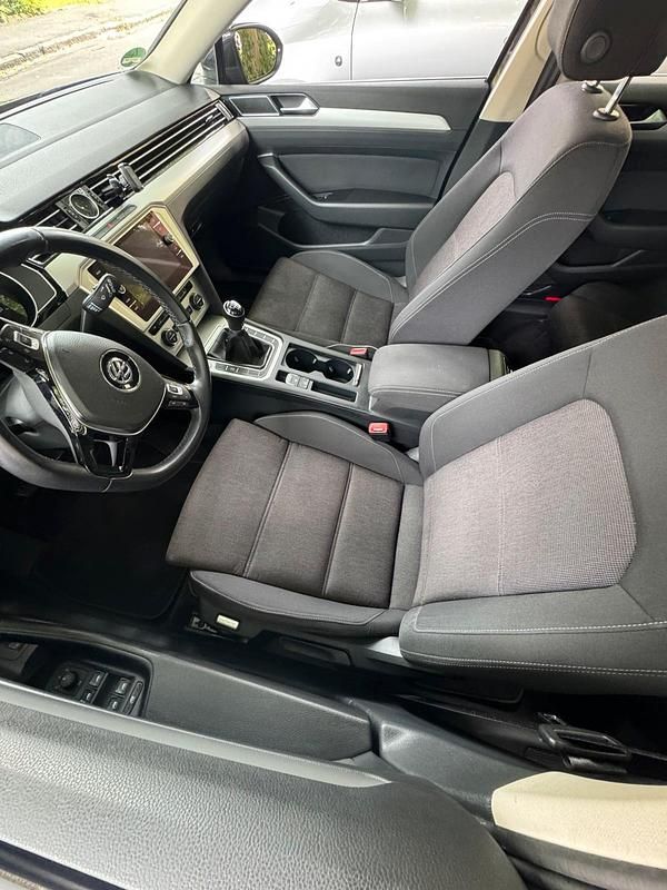 Grau Gebraucht 2019 VW Passat Kombi | 14.550 € (Superpreis) - Bild 1/4