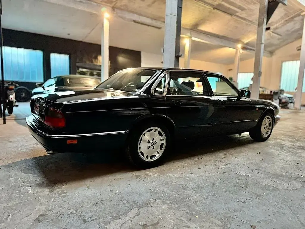 Używany Jaguar XJ6 Executive 211 KM (155 kW) 1995 Czarny Sedan/Limuzyna