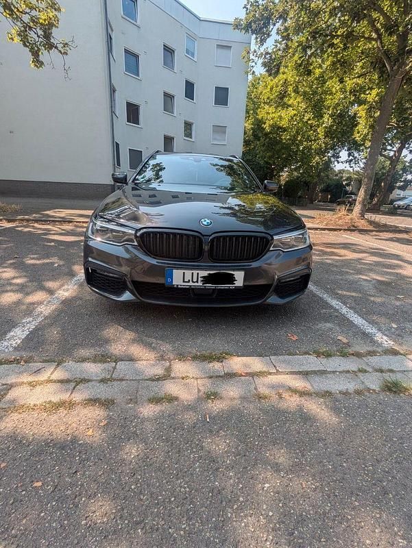 Grau Gebraucht 2019 BMW 540 Performance Kombi | 28.750 € (Superpreis) - Bild 1/4