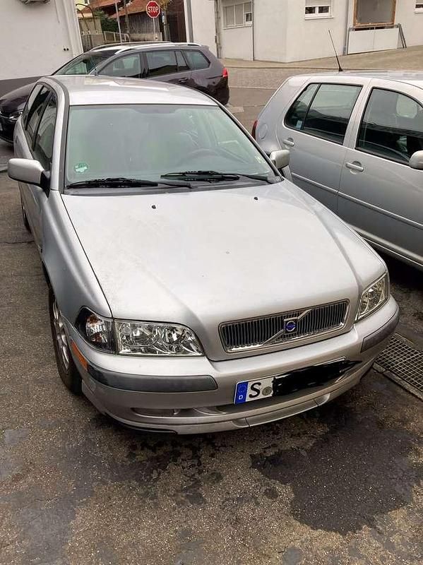 Silber Gebraucht 2002 Volvo V40 Kombi | 2.200 € (Etwas zu teuer) - Bild 1/4