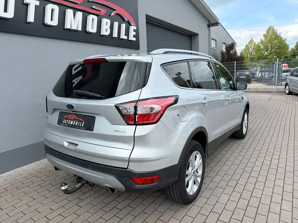 Usado Ford Kuga Titanium 182 HP (133 kW) 2017 Prateado SUV