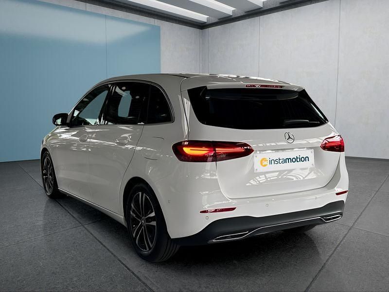 Gebraucht Mercedes B200 163 PS (119 kW) 2024 Weiß Van / Kleinbus