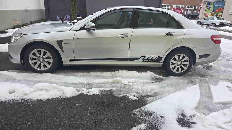 Silber Gebraucht 2011 Mercedes E200 Elegance Limousine | 9.999 € (Guter Preis) - Bild 1/4